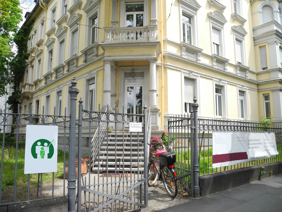 Eingang der Praxis in der Schloßgartenstraße 73