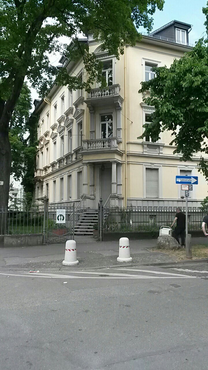 Hausfassade der Praxis an der Straßenecke